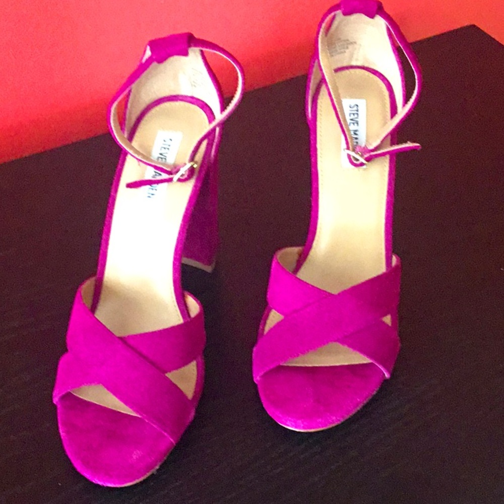 Steve Madden Shena Magenta Color, Suede leather chunky heel Sandals.